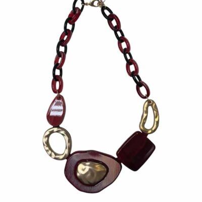 Collar Edelmira corto con eslabones grandes en tonos granate y dorado, con piezas geométricas de diseño moderno y acabado brillante.