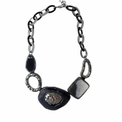 Collar Edelmira corto con eslabones grandes en tonos negros y plateados, con piezas geométricas modernas y acabado brillante.