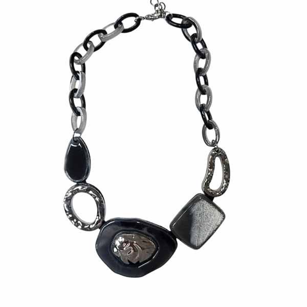 Collar Edelmira corto con eslabones grandes en tonos negros y plateados, con piezas geométricas modernas y acabado brillante.