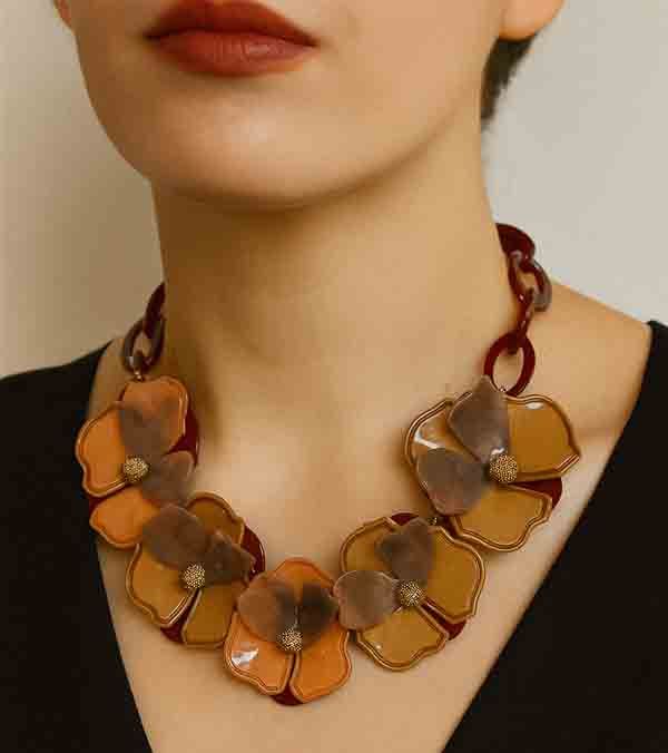 Collar Tiy en flores de resina