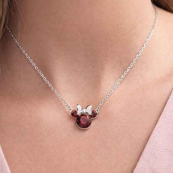 Collar Minnie marrón en plata de ley con zirconitas llevado por mujer