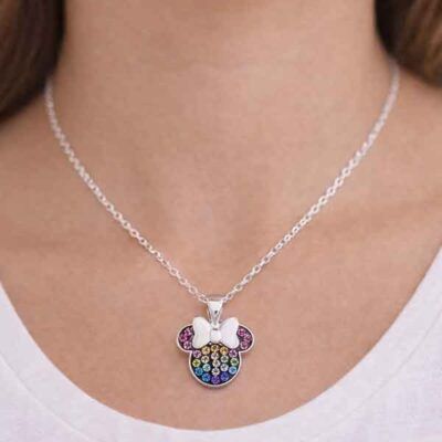 Collar Minnie multicolor en plata de ley con zirconitas de colores llevado por mujer