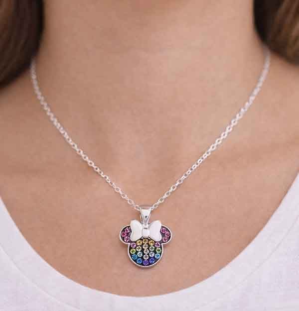 Collar Minnie multicolor en plata de ley con zirconitas de colores llevado por mujer