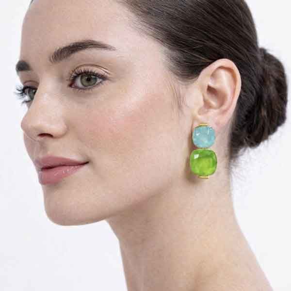 Pendientes Myrna chapados en oro con cristales verdes y turquesa