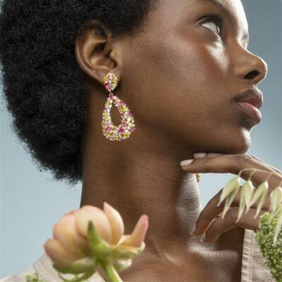 pendientes multicolor oro Tutti en modelo con diseño alargado y circonitas