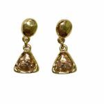 Pendientes Estigia de cristal dorado con forma triangular y chapado en oro.