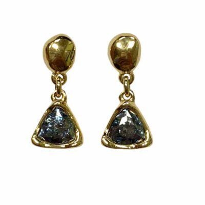 Pendientes Estigia de cristal grises con diseño triangular y acabado en oro.