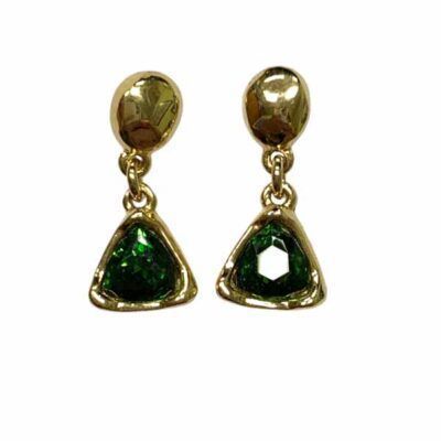 Pendientes Estigia de cristal verdes con forma triangular y chapado en oro.