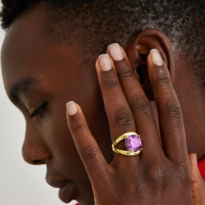 Anillo Jaeduk Luxenter con amatista en plata bañada en oro puesto en mujer