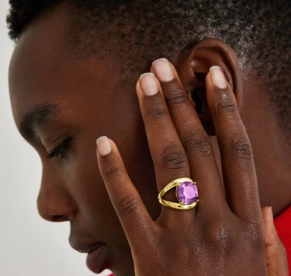 Anillo Jaeduk Luxenter con amatista en plata bañada en oro puesto en mujer