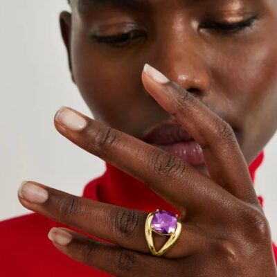 Anillo Jaeduk Luxenter con circonita amatista en mano de mujer