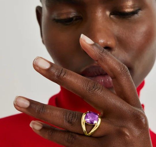 Anillo Jaeduk Luxenter con circonita amatista en mano de mujer