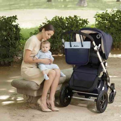 Borde O bag personalizado azul con topos y nombre Mateo, combinado con carrito de bebé azul marino