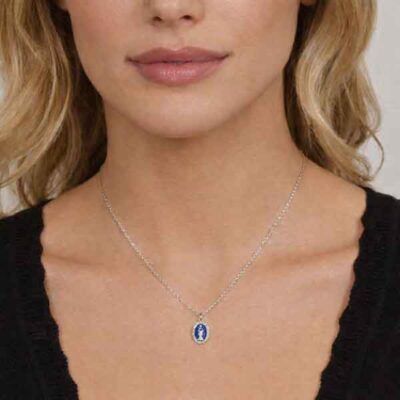 Collar Milagrosa plata esmaltado azul con circonitas puesto en modelo