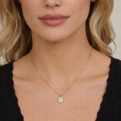 Collar Milagrosa esmaltado en oro puesto en modelo con circonitas