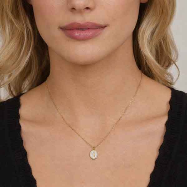 Collar Milagrosa esmaltado en oro puesto en modelo con circonitas