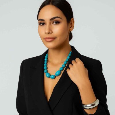 Collar Nefertari turquesa puesto en modelo con diseño elegante y atemporal