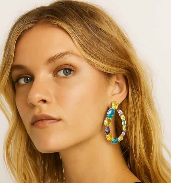 Modelo luciendo pendientes Iris multicolor en acabado plata