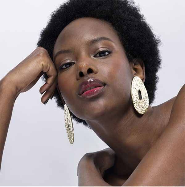 Pendientes Nacko Luxenter en look editorial con acabado en oro amarillo