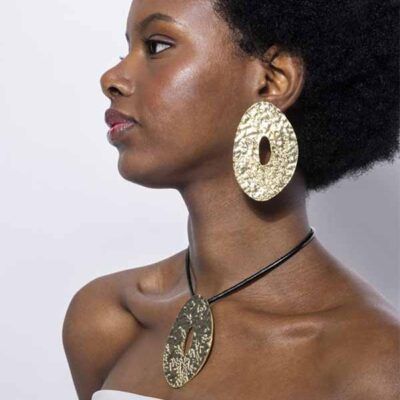 Pendientes Nacko Luxenter combinados con collar de la línea África