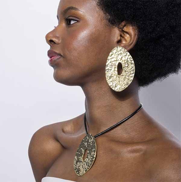 Pendientes Nacko Luxenter combinados con collar de la línea África