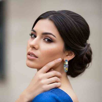 Modelo luciendo los Pendientes Aurora multicolor en Plata de Ley 925 con circonitas en tonos azul, amarillo y violeta.