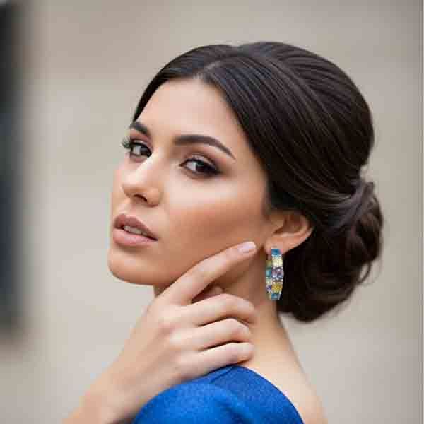 Modelo luciendo los Pendientes Aurora multicolor en Plata de Ley 925 con circonitas en tonos azul, amarillo y violeta.