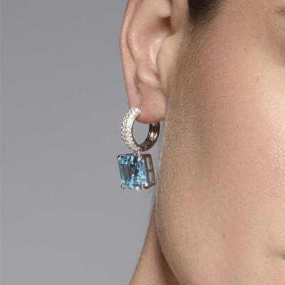 Pendientes aguamarina plata Balcay puestos en la oreja con aro huggie y circonita