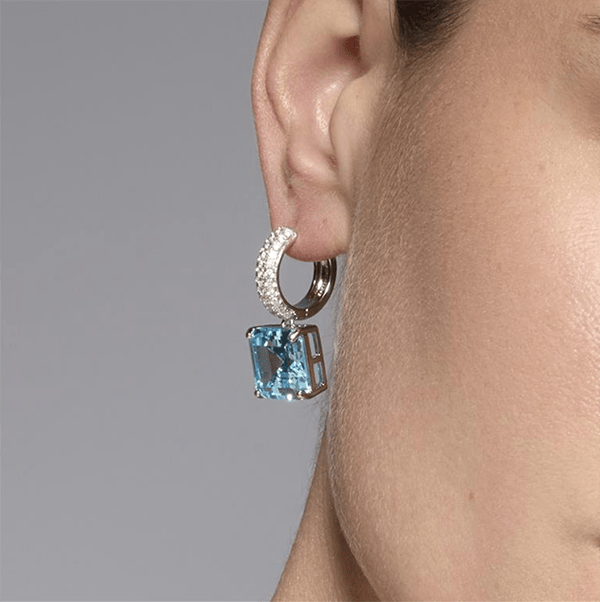 Pendientes aguamarina plata Balcay puestos en la oreja con aro huggie y circonita