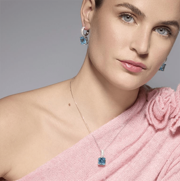 Pendientes aguamarina plata Balcay combinados con collar en modelo