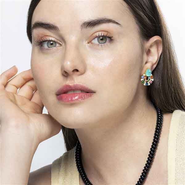 Modelo luciendo pendientes Shara de Luxenter en plata de ley 925 con circonitas multicolor