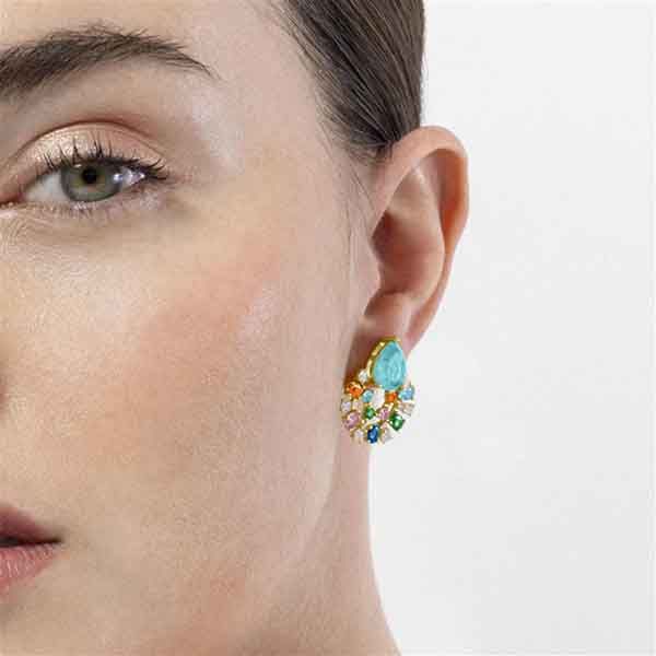 Pendientes Shara de Luxenter en plata de ley 925 con circonitas multicolor puestos en la oreja