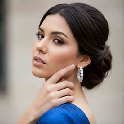 Modelo luciendo los Pendientes Aurora cristal en Plata de Ley 925 con circonitas transparentes.