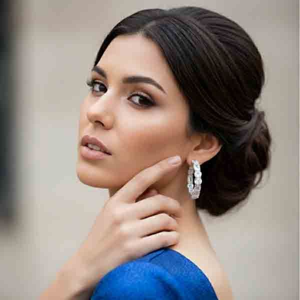 Modelo luciendo los Pendientes Aurora cristal en Plata de Ley 925 con circonitas transparentes.