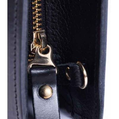 detalle del cierre y asa del bolso Margot negro con metales dorados