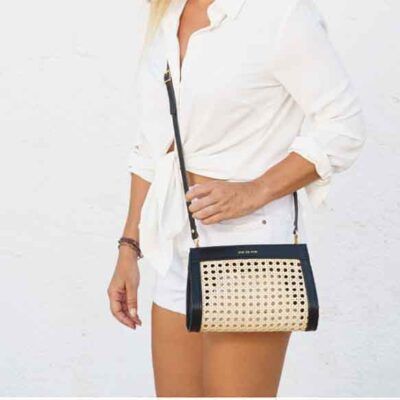 modelo con bolso Margot negro, bandolera artesanal elegante
