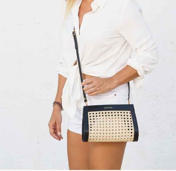 modelo con bolso Margot negro, bandolera artesanal elegante