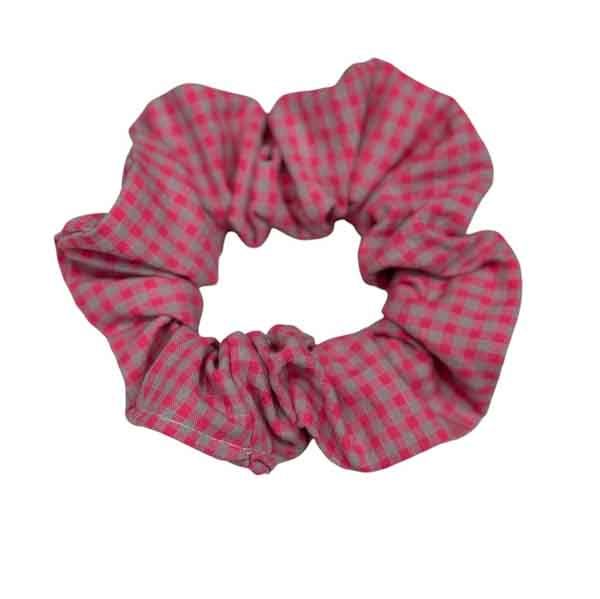 Scrunchie mediano hecho a mano con estampado de cuadritos rosas