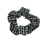 Scrunchie mediano hecho a mano con estampado de cuadros negros