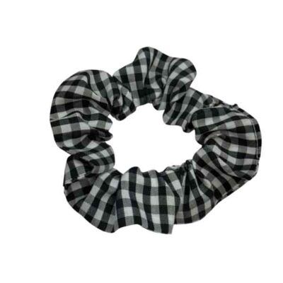 Scrunchie mediano hecho a mano con estampado de cuadros negros