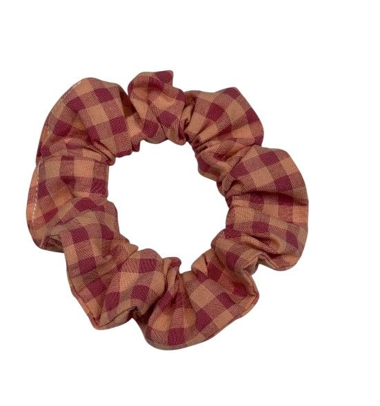 Scrunchie pequeño con estampado de cuadros salmón coral