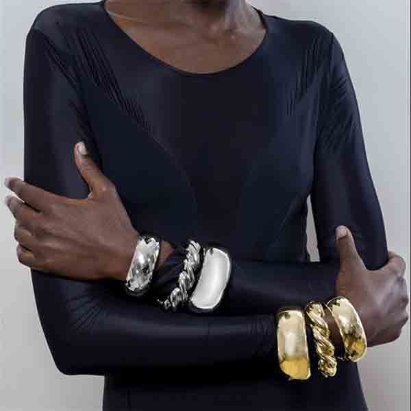 modelo con pulsera ancha Lidun en ambas versiones: acabado en oro amarillo de 18k y baño de plata – diseño Luxenter de estilo contemporáneo