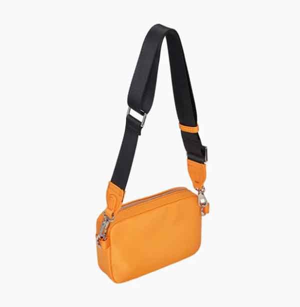 Vista trasera del bolso O bag Dallas Pouch Zip Bag, diseño liso y minimalista