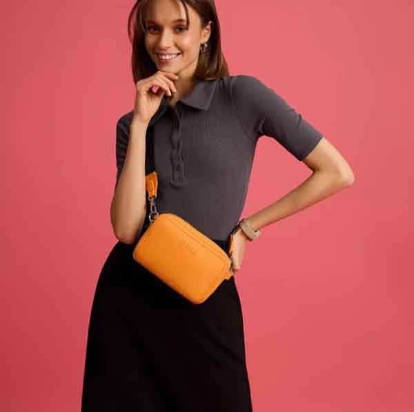 Modelo con bolso O bag Dallas Pouch Zip Bag en bandolera, estilo urbano y versátil