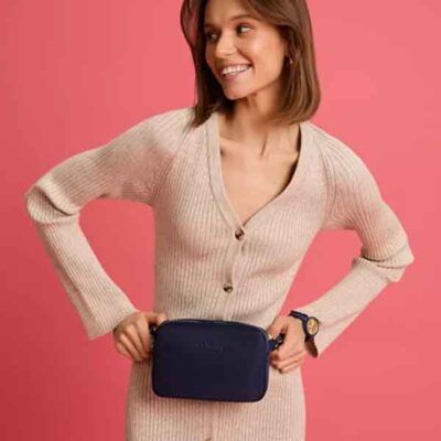 Modelo con bolso O bag Dallas Pouch Zip Bag como riñonera, llevado a la cintura con asa ajustable
