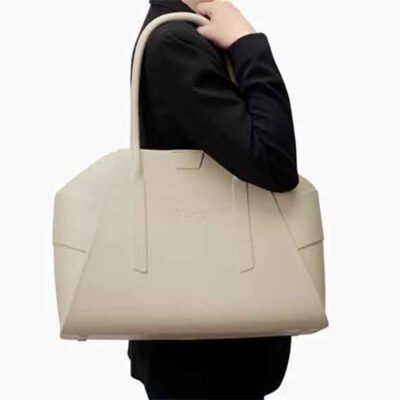 Modelo con bolso O bag Unique color arena, estilo casual y funcional