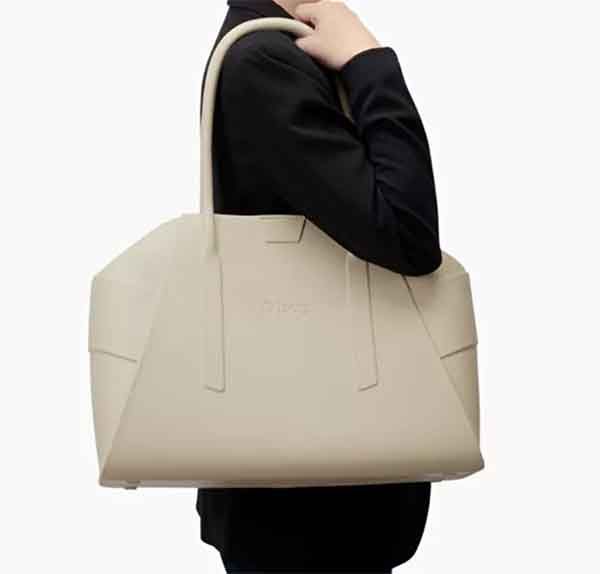 Modelo con bolso O bag Unique color arena, estilo casual y funcional