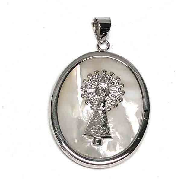 Medalla Virgen del Pilar ovalada en nácar y plata – joya religiosa para mujer Medalla Virgen del Pilar ovalada en nácar y plata – joya religiosa para mujer