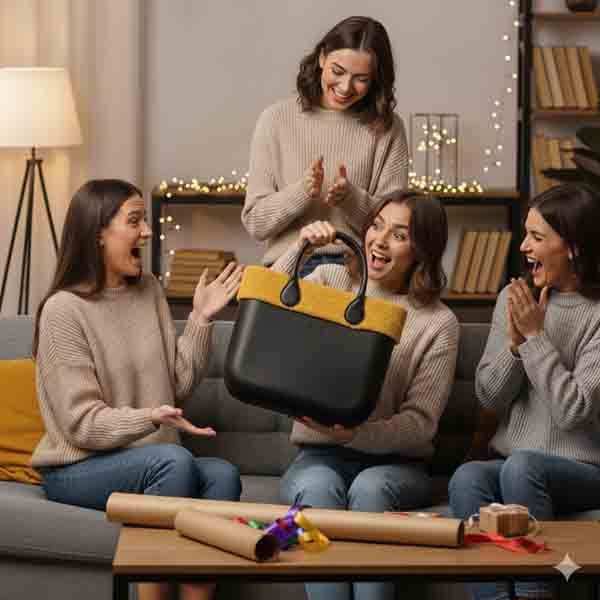 Mujeres celebrando y sosteniendo un bolso O bag Mini negro con borde de baguilla mostaza Turquesa y Más