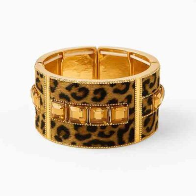 Brazalete Savannah con estampado animal print y piedras doradas sobre fondo blanco profesional.